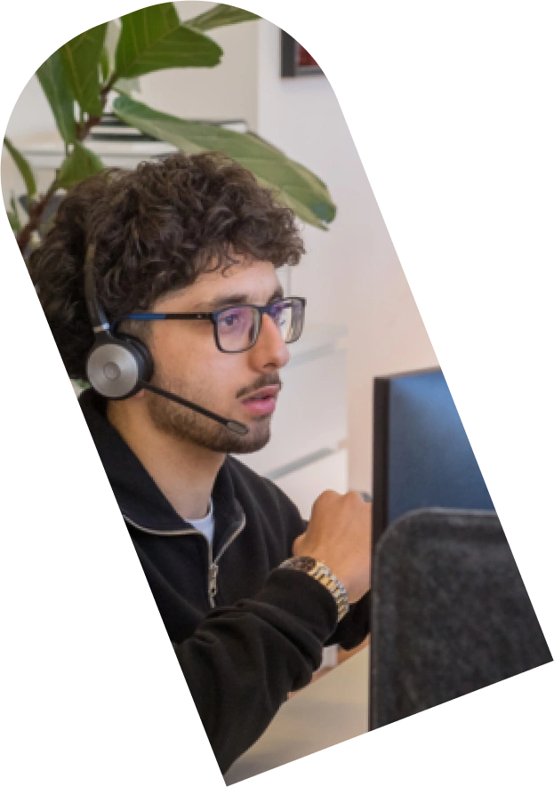 Mask group (29) Cloudconnected Team member using Webex calling software